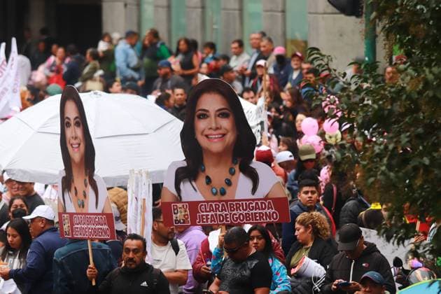 Hundred of people waiting for the leave of incoming Mexico City Head of Government Clara Brugada Molina during the swearing-in ceremony outside the Congress of Mexico City. on October 5, 2024 in Mexico City, Mexico. Mexico City Mexico - ZUMAe321 20241005_zia_e321_101 Copyright: xCarlosxSantiagox