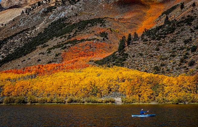 Bilder des Jahres 2024, News 10 Oktober News Themen der Woche KW40 News Bilder des Tages October 5, 2024, Bishop, California, USA: In early October, one of the best places to see a fantastic display of Fall colors is at North Lake, near Bishop, California. People travel from all over California to see the display and hike around the lake, taking photographs, or just soaking up the scenery while fishing or kayaking. Bishop USA - ZUMAc900 20241005_zap_c900_031 Copyright: xBrucexChambersx