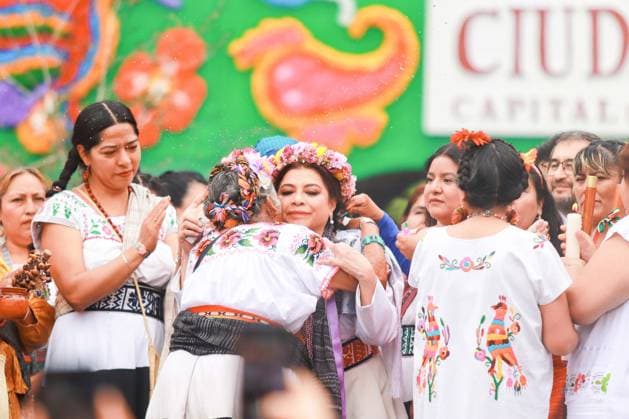 News Bilder des Tages Baton Comand Ceremony For Clara Brugada as Mexico City Head of Government Incoming Mexico City Chief of Government Clara Brugada Molina receives the baton of command from representatives of indigenous peoples during a pre-Hispanic ceremony after being sworn in as new Head of Government. on October 5, 2024 in Mexico City, Mexico. Mexico City CDMX Mexico Copyright: xCarlosxSantiagox