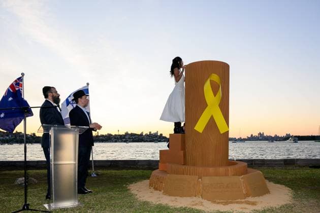 Bilder des Jahres 2024, News 10 Oktober News Themen der Woche KW40 SYDNEY SUNSET ISRAEL MEMORIAL, The candle is lit by Nova Music Festival survivor, Michal Ohana during a global candle lighting memorial starting in Sydney, Sunday, October 6, 2024. Memorials and vigils across multiple cities mark the anniversary of the October 7 attacks in Israel. ( NO ARCHIVING, EDITORIAL USE ONLY, NO USE IN BOOKS WITHOUT CONSENT SYDNEY NSW AUSTRALIA  Copyright: xSTEVENxMARKHAMx 20241006144758009765