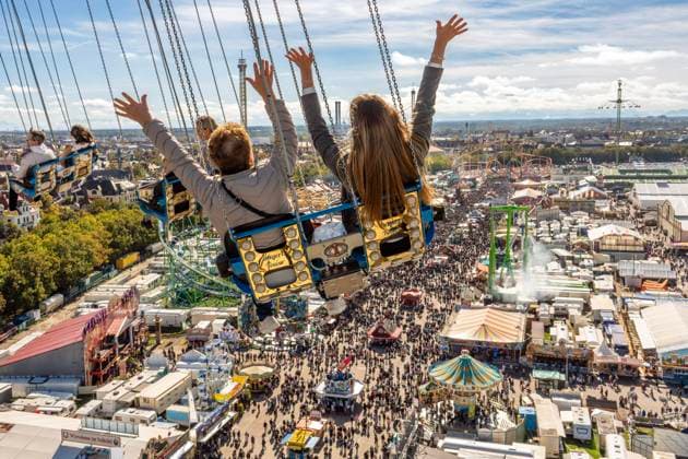 Bilder des Jahres 2024, News 10 Oktober News Themen der Woche KW40 News Bilder des Tages Abschied von der Wiesn, Servus, Auf Wiedersehen, letzte Runde mit dem Kettenflieger Bayern Tower über das Oktoberfest, München, 6. Oktober 2024 Deutschland, München, 6. Oktober 2024, Abschied von der Wiesn, bei Sonnenschein und strahlend blauem Himmel drehen Wiesnbesucher eine letzte Runde über der Festwiese, in 90 Metern Höhe haben sie einen wunderbaren Blick über das Oktoberfest, letzter Wiesntag, Kettenflieger Bayern Tower, 90 Meter hohes Kettenkarussell, Theresienwiese, Fahrgeschäft gehört Schausteller Egon Kaiser, Sonntagnachmittag, Wochenende, Wiesnwetter, bayerisch, Volksfest, Herbst, Bayern, *** Farewell to the Wiesn, Servus, Auf Wiedersehen, last round with the Kettenflieger Bayern Tower over the Oktoberfest, Munich, Octobe