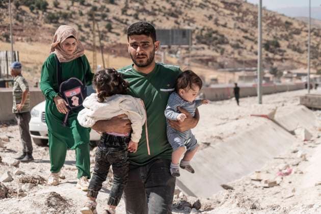 Bilder des Jahres 2024, News 10 Oktober News Themen der Woche KW40 News Bilder des Tages October 6, 2024, Masnaa, Bekaa Governorate, Lebanon: Mostly from Dahieh, the Hezbollah stronghold southern suburb daily targeted by drones and missiles, residents from the area go back to the country they left over ten years ago due to the war instead of camp living on the streets of the city. According to Lebanese government data, more than 300,000 people, mostly Syrians, have passed from Lebanon into Syria over the past 10 days to escape intensifying Israeli bombardments. Masnaa Lebanon - ZUMAp199 20241006_zip_p199_016 Copyright: xMatteoxPlacuccix