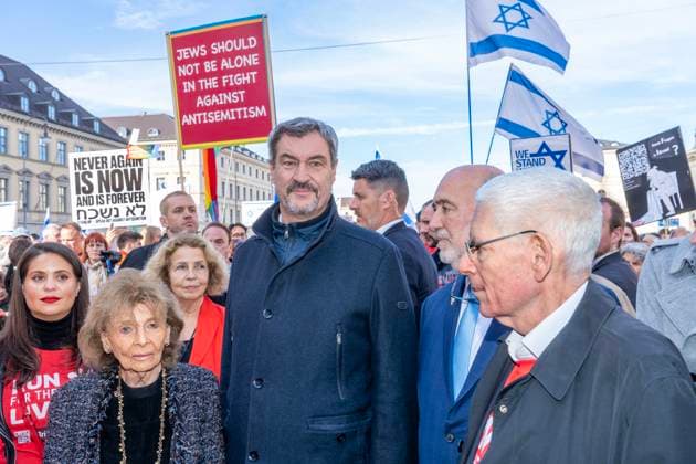 News Bilder des Tages Charlotte Knobloch, Markus Söder, Josef Schuster, bei der Gedenkveranstaltung: 365 Tage 7. Oktober, München gegen Antisemitismus, München, 6. Oktober 2024 Deutschland, München, 6. Oktober 2024, von links: Charlotte Knobloch, Präsidentin Israelitische Kultusgemeinde, Michaela May, Schauspielerin, Ministerpräsident Markus Söder, CSU, Ron Prosor, israelischer Botschafter in Deutschland, Josef Schuster, Präsident Zentralrat der Juden, bei der Gedenkveranstaltung: 365 Tage 7. Oktober, München gegen Antisemitismus, auf dem Odeonsplatz, Israel Flaggen im Hintergrund, Politik, Bayern, *** Charlotte Knobloch, Markus Söder, Josef Schuster, at the commemorative event 365 Days 7 October, Munich against anti-Semitism, Munich, October 6, 2024 Ge
