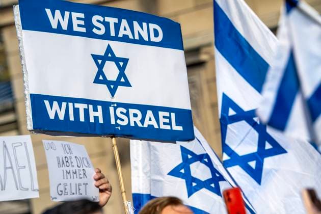 News Themen der Woche KW40 News Bilder des Tages We stand with Israel, Schild bei Gedenkveranstaltung: 365 Tage 7. Oktober, München gegen Antisemitismus, Odeonsplatz, München, 6. Oktober 2024 Deutschland, München, 6. Oktober 2024, We stand with Israel, Schild bei der Gedenkveranstaltung: 365 Tage 7. Oktober, München gegen Antisemitismus, auf dem Odeonsplatz, Israel Flaggen im Hintergrund, Politik, Bayern, *** We stand with Israel, Sign at the commemorative event 365 days 7 October, Munich against anti-Semitism, Odeonsplatz, Munich, October 6, 2024 Germany, Munich, October 6, 2024, We stand with Israel, Sign at the commemorative event 365 days 7 October, Munich against anti-Semitism, on Odeonsplatz, Israel flags in the background, Politics, Bavaria,