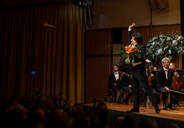 06 10 2024, International Classical Music Festival Festival of Nations 2024, Concert in the Kurhaus with singer Rolando Villazon tenor , throws flowers into the audience 06 10 2024, Classical Music Festival Bad Wörishofen 06 10 2024, Classical Music Festival Bad Wörishofen