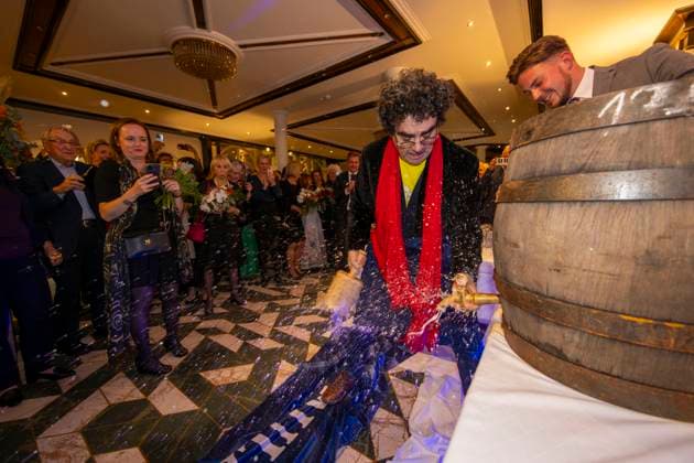 06 10 2024, International Classical Music Festival Festival of Nations 2024, after the concert in the Kurhaus with singer Rolando Villazon Tenor the After Show Party in the Hotell Tanneck Villazon taps an Oktoberfest beer keg for the guests with skillful strokes 06 10 2024, Classical Music Festival Bad Wörishofen 06 10 2024, Classical Music Festival Bad Wörishofen