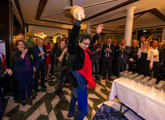 06 10 2024, International Classical Music Festival Festival of Nations 2024, after the concert in the Kurhaus with singer Rolando Villazon Tenor the After Show Party in the Hotel Tanneck Villazon taps an Oktoberfest beer keg for the guests and celebrates his skills at the tapping 06 10 2024, Classical Music Festival Bad Wörishofen 06 10 2024, Classical Music Festival Bad Wörishofen