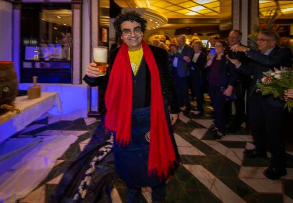 06 10 2024, International Classical Music Festival Festival of Nations 2024, after the concert in the Kurhaus with singer Rolando Villazon Tenor the After Show Party in the Hotell Tanneck Villazon taps an Oktoberfest beer keg for the guests 06 10 2024, Classical Music Festival Bad Wörishofen 06 10 2024, Classical Music Festival Bad Wörishofen