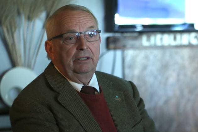 Porträt am Freitag (04.10.2024) in Bresewitz (Landkreis Vorpommern Rügen) bei einem Pressetermin am Rande der Vorpommerschen Boddenlandschaft von dem Landwirtschaftsminister des Landes Mecklenburg Vorpommern Dr. Till Backhaus. Bei dem Termin nahm der Minister an der Begutachtung einer Moorprobe teil. Dazu sprach er über die Bedeutung der Moore im Nordosten. *** Portrait on Friday 04 10 2024 in Bresewitz in the district of Vorpommern Rügen at a press event on the edge of the Vorpommersche Boddenlandschaft by the Minister of Agriculture of Mecklenburg-Vorpommern Dr. Till Backhaus At the event, the Minister took part in the assessment of a bog sample He spoke about the importance of bogs in the northeast