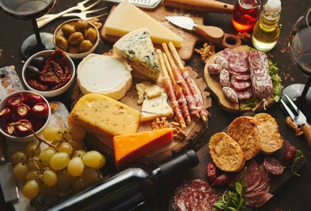 IMAGO Creative, Food, Tapas Huge assortment of various tasety spanish, french or italian apertizers Huge assortment of various tasety spanish, french or italian apertizers. Cheese, meat, olives, stuffed peppers, bread, sticks. Placed on rusty dark background. View from above. ,model released, Symbolfoto Copyright: xZoonar.com DanielxDashx 12844554 ,model released, Symbolfoto ,property released