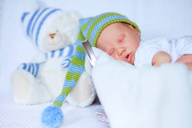 Creative Highlights Symbolfotos newborn in white and a blue hat sleeps in a basket with teddy bear R_IRRI210810-813752-01 ,model released, Symbolfoto