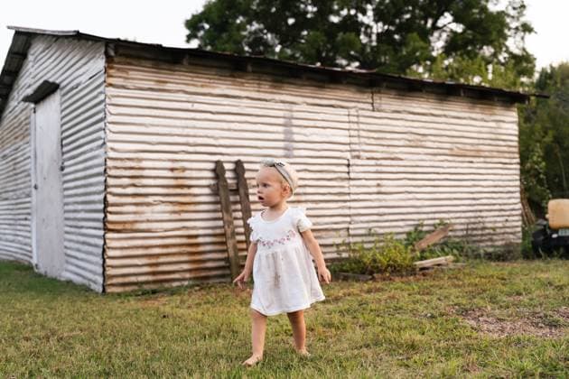 Creative Highlights Symbolfotos Toddler Girl Explores Rural Farm Tulsa, Oklahoma, United States R_XBCB241004-1552277-01 ,model released, Symbolfoto