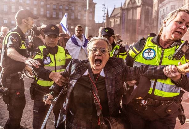 Bilder des Jahres 2024, News 10 Oktober News Themen der Woche KW41 News Bilder des Tages AMSTERDAM - Counter-demonstrator detained during rally at Dam Square commemorating Hamas attack on Israel. It has been war in the Gaza Strip since Hamas attacked Israel on Oct. 7, 2023. ANP EVA PLEVIER netherlands out - belgium out  Copyright: xx x510336295x originalFilename: 510336295.jpg