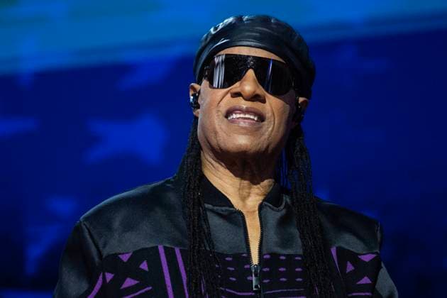 2024 Democratic National Convention TW UNITED STATES - AUGUST 21: Stevie Wonder prepares to perform on the third night of the Democratic National Convention at the United Center in Chicago, Ill., on Wednesday, August 21, 2024. (Tom Williams CQ Roll Call) Chicago IL United States EDITORIAL USE ONLY Copyright: x2024xCQ-RollxCall,xInc.x TomxWilliamsx rollcallpix160833