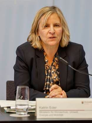 Landesregierung Rheinland-Pfalz stellt auf einer Pressekonferenz das Investitionssprogramm für Kommunen regional.zukunft.nachhaltig vor Klimaschutzministerin Katrin Eder 07.10.24 *** Rhineland-Palatinate state government presents the investment program for local authorities at a press conference Climate Protection Minister Katrin Eder 07 10 24