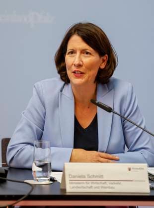 Landesregierung Rheinland-Pfalz stellt auf einer Pressekonferenz das Investitionssprogramm für Kommunen regional.zukunft.nachhaltig vor Wirtschaftsministerin Daniela Schmitt 07.10.24 *** Rhineland-Palatinate state government presents the investment program for municipalities at a press conference regional sustainable future Minister of Economic Affairs Daniela Schmitt 07 10 24