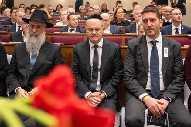 Bilder des Jahres 2024, News 10 Oktober News Themen der Woche KW41 News Bilder des Tages Jüdische Gemeinde in Hamburg Gedenkzeremonie Erster Jahrestag Angriff der Terrororganisation Hamas auf Israel im Oktober 2023 Bundeskanzler Olaf Scholz in der Synagoge Hohe Weide vor Beginn der Gedenkveranstaltung,mit Shlomo Bistritzky, Landesrabbiner Hamburg, und Philipp Stricharz, Erster Vorsitzender Jüdische Gemeinde in Hamburg;Jüdische Gemeinde in Hamburg Gedenkzeremonie Erster Jahrestag Angriff der Terrororganisation Hamas auf Israel im Oktober 2023 Bundeskanzler Olaf Scholz in der Synagoge Hohe Weide vor Beginn der Gedenkveranstaltung, Hamburg Hamburg Deutschland Synagoge Hohe Weide *** Jewish community in Hamburg Commemoration ceremony First anniversary of the Hamas terrorist organizations attack on Israel