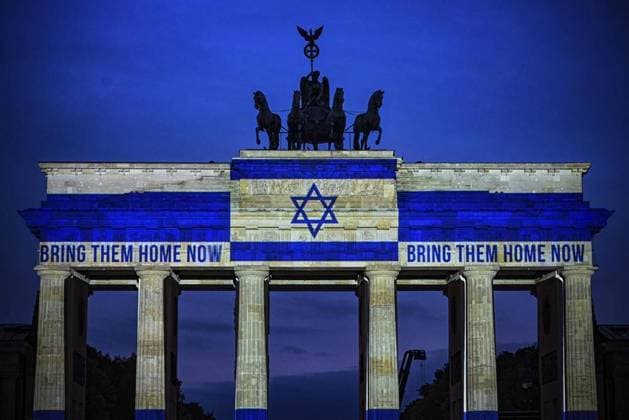 Bilder des Jahres 2024, News 10 Oktober News Themen der Woche KW41 News Bilder des Tages Brandenburger Tor in Israel-Farben ** NUR FÜR REDAKTIONELLE ZWECKE ** EDITORIAL USE ONLY **<p>Brandenburger Tor in Israel-Farben, fotografiert am 07.10.2024 in Berlin. Deutschland Berlin Berlin Copyright: MaurizioxGambarini *** Brandenburg Gate in Israel colors FOR EDITORIAL PURPOSES ONLY EDITORIAL USE ONLY p Brandenburg Gate in Israel colors, photographed on 07 10 2024 in Berlin Germany Berlin Berlin Copyright MaurizioxGambarini Copyright: MaurizioxGambarini doc7xidml82d75w27ec8xs ,EDITORIAL USE ONLY