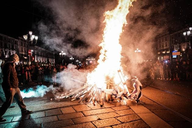 News Themen der Woche KW41 News Bilder des Tages October 7, 2024, Torino: The Israeli flag is burned during the Pro-Palestine demonstration to mark the anniversary of the Hamas-led attack on Israel, in Piazza Castello, in Turin, Italy, 07 October 2024. Torino  - ZUMAa110 20241007_zaf_a110_065 Copyright: xTinoxRomanox