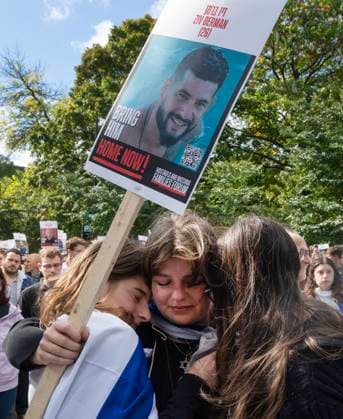 October 7, 2024, Montreal, Pq, Canada: Attendees react during a pro-Israel vigil on the anniversary of a Hamas attack on Israel that triggered the ongoing war in Gaza in front of McGill University, in Montreal, Monday, Oct. 7, 2024. Montreal Canada  - ZUMAc35_ 20241007_zaf_c35_014 Copyright: xRyanxRemiorzx