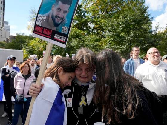 October 7, 2024, Montreal, Pq, CANADA: Attendees react during a pro-Israel vigil on the anniversary of a Hamas attack on Israel that triggered the ongoing war in Gaza in front of McGill University, in Montreal, Monday, Oct. 7, 2024. Montreal CANADA  - ZUMAc35_ 20241007_zaf_c35_020 Copyright: xRyanxRemiorzx