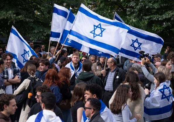 October 7, 2024, Montreal, Pq, Canada: People attend a pro-Israel vigil on the anniversary of a Hamas attack on Israel that triggered the ongoing war in Gaza in front of McGill University, in Montreal, Monday, Oct. 7, 2024. Montreal Canada  - ZUMAc35_ 20241007_zaf_c35_031 Copyright: xRyanxRemiorzx