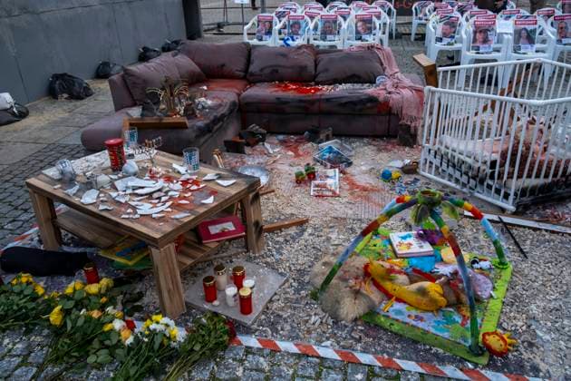 News Themen der Woche KW41 News Bilder des Tages Israel, Juden, Judentum, Terror Organisation, Überfall, Terroristen, Hass, Gräueltaten, unmenschlich, Symbol, Zerstörung, Kunstwerk, Schrecken, Gewalt, Geiseln, Gefangenschaft, Solidarität, Bündnis Freiheit für die Hamas-Geiseln, Jahrestag, verschleppten Deutschland, Berlin, 07.10.2024, Bebelplatz, Gedenken an Terror der Hamas am 7. Oktober 2023, Zerbombtes Wohnzimmer, Â *** Israel, Jews, Judaism, terror organization, assault, terrorists, hate, atrocities, inhuman, symbol, destruction, artwork, horror, violence, hostages, captivity, solidarity, alliance freedom for Hamas hostages, anniversary, abducted Germany, Berlin, 07 10 2024, Bebelplatz, commemoration of Hamas terror on 7 October 2023, bombed living room, Â
