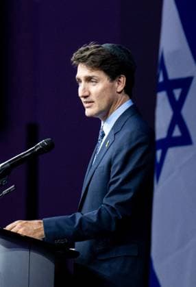 Kanada, Justin Trudeau am Jahrestag des Terrorangriffs der Hamas auf Israel in Ottawa October 7, 2024, Ottawa, On, Canada: Prime Minister Justin Trudeau delivers remarks during a commemorative event in solidarity with Jewish community members on the anniversary of the Oct. 7 hostilities in Ottawa, on Monday, Oct. 7, 2024. Ottawa Canada  - ZUMAc35_ 20241007_zaf_c35_098 Copyright: xSpencerxColbyx