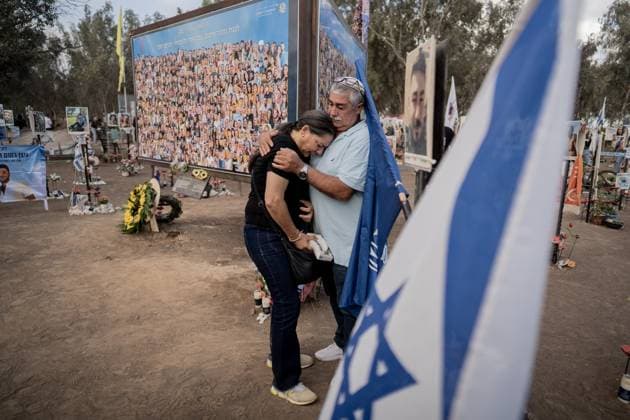 Israel, Trauer am Jahrestag des Terrorangriffs der Hamas auf dem Gelände des Nova Music Festivals Israel First Anniversary of October 7 Friends and family of the victims of the Nova music festival massacre gather at the site of the massacre in southern Israel one year after the tragedy. October 7, 2024. Reim Southern District Israel Copyright: xDimaxVazinovichx