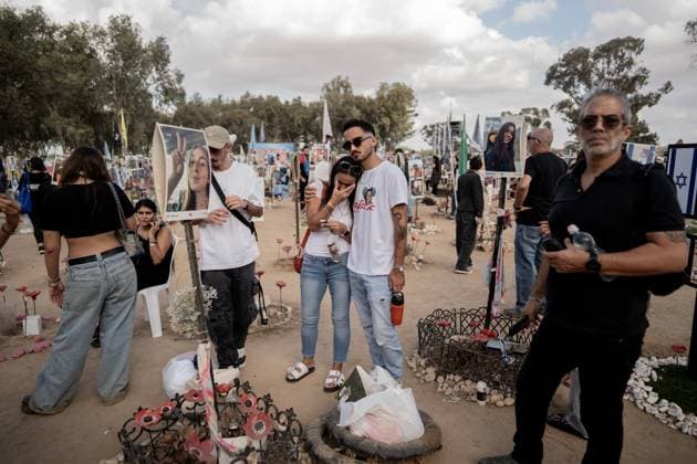 Israel, Trauer am Jahrestag des Terrorangriffs der Hamas auf dem Gelände des Nova Music Festivals Israel First Anniversary of October 7 Friends and family of the victims of the Nova music festival massacre gather at the site of the massacre in southern Israel one year after the tragedy. October 7, 2024. Reim Southern District Israel Copyright: xDimaxVazinovichx