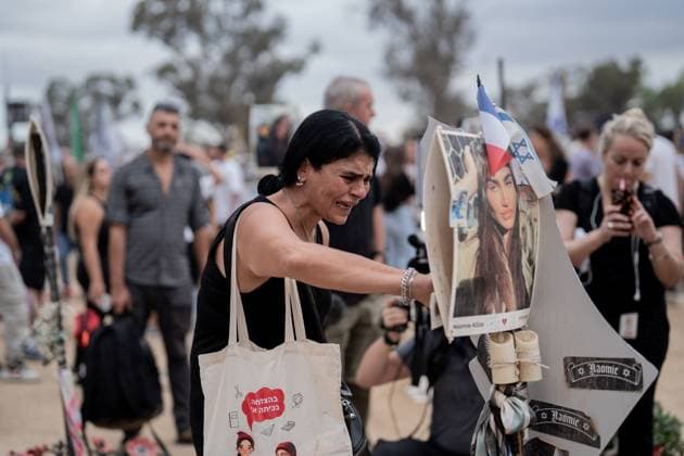 Israel, Trauer am Jahrestag des Terrorangriffs der Hamas auf dem Gelände des Nova Music Festivals Israel First Anniversary of October 7 Friends and family of the victims of the Nova music festival massacre gather at the site of the massacre in southern Israel one year after the tragedy. October 7, 2024. Reim Southern District Israel Copyright: xDimaxVazinovichx