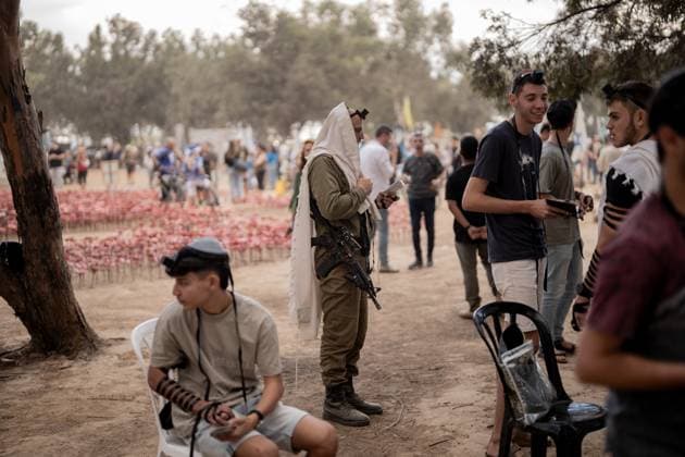 Israel, Trauer am Jahrestag des Terrorangriffs der Hamas auf dem Gelände des Nova Music Festivals Israel First Anniversary of October 7 Friends and family of the victims of the Nova music festival massacre gather at the site of the massacre in southern Israel one year after the tragedy. October 7, 2024. Reim Southern District Israel Copyright: xDimaxVazinovichx