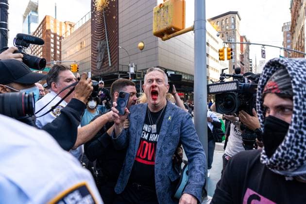 News Themen der Woche KW41 News Bilder des Tages USA, Todd Richman angegriffen und verletzt bei Pro-palästinensische Proteste in New York October 7 Anniversary Protest NYC 10.7.2024 A bloodied Todd Richman stands after clashes break out where his Israeli flag is taken from him and a tambourine is thrown into his face as pro-Palestinian protesters commemorate the anniversary of the October 7, 2023, Hamas attack on Israel in NYC, USA, on October 7, 2024. New York United States  Copyright: xMeirxChaimowitzx originalFilename: chaimowitz-october7241007_npVlg.jpg