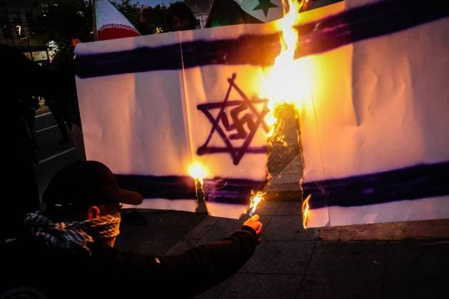 News Themen der Woche KW41 News Bilder des Tages October 7, 2024, Valparaiso, Chile: A protester sets fire to the Israeli flag during the rally. March in support of Palestine one year after the genocide and 76 years of suffering. More than 41,000 murders and thousands of complaints of crimes against humanity due to the horror unleashed by Israel, bombing schools, hospitals, displaced persons camps, humanitarian aid commissions, cities and entire families. Valparaiso Chile - ZUMAs197 20241007_aaa_s197_202 Copyright: xCristobalxBasaurexArayax