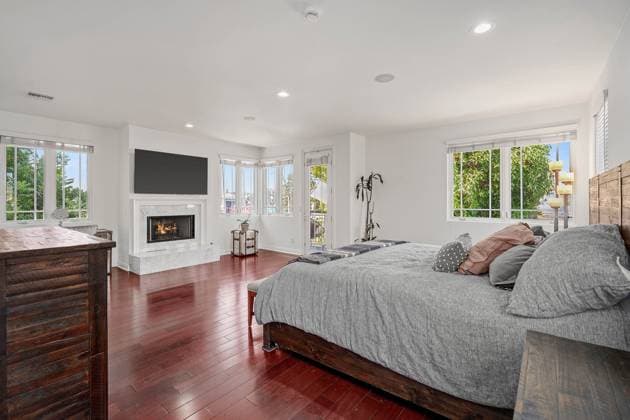 Kareem Abdul-Jabbar™s former home hits market for $3m with features to fit his 7™2 frame Story from Jam Press (NBA Star Home) Pictured: Kareem Abdul-Jabbar™s former home in Marina del Rey. Kareem Abdul-Jabbar™s former home hits market for $3m with features to fit his 7™2 frame The former home of NBA star Kareem Abdul-Jabbar has gone on the market for just shy of $3 million and it still includes features designed for his 7™2 height. The property is based in Marina del Rey in Los Angeles, and boasts four bedrooms and three bathrooms. Just one of 12 in an exclusive gated community, the house enjoys a prime spot across the street from the Ritz Carlton and the California Yacht Club. The 77-year-old former Lakers basketball  Copyright: xJamxPress NoelxKleinman