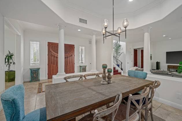 Kareem Abdul-Jabbar™s former home hits market for $3m with features to fit his 7™2 frame Story from Jam Press (NBA Star Home) Pictured: Kareem Abdul-Jabbar™s former home in Marina del Rey. Kareem Abdul-Jabbar™s former home hits market for $3m with features to fit his 7™2 frame The former home of NBA star Kareem Abdul-Jabbar has gone on the market for just shy of $3 million and it still includes features designed for his 7™2 height. The property is based in Marina del Rey in Los Angeles, and boasts four bedrooms and three bathrooms. Just one of 12 in an exclusive gated community, the house enjoys a prime spot across the street from the Ritz Carlton and the California Yacht Club. The 77-year-old former Lakers basketball  Copyright: xJamxPress NoelxKleinman