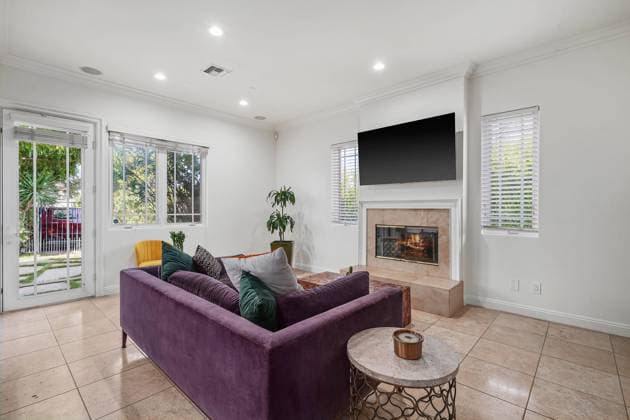 Kareem Abdul-Jabbar™s former home hits market for $3m with features to fit his 7™2 frame Story from Jam Press (NBA Star Home) Pictured: Kareem Abdul-Jabbar™s former home in Marina del Rey. Kareem Abdul-Jabbar™s former home hits market for $3m with features to fit his 7™2 frame The former home of NBA star Kareem Abdul-Jabbar has gone on the market for just shy of $3 million and it still includes features designed for his 7™2 height. The property is based in Marina del Rey in Los Angeles, and boasts four bedrooms and three bathrooms. Just one of 12 in an exclusive gated community, the house enjoys a prime spot across the street from the Ritz Carlton and the California Yacht Club. The 77-year-old former Lakers basketball  Copyright: xJamxPress NoelxKleinman