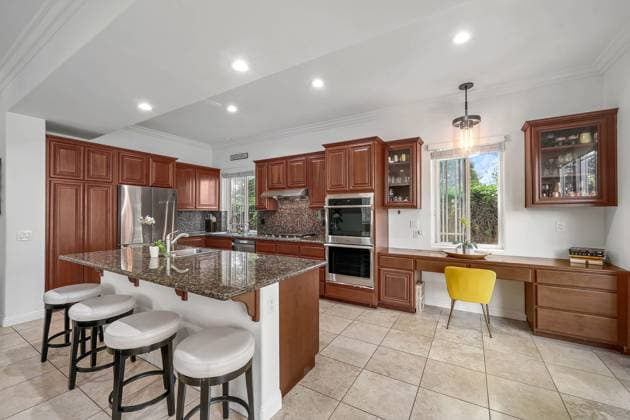 Kareem Abdul-Jabbar™s former home hits market for $3m with features to fit his 7™2 frame Story from Jam Press (NBA Star Home) Pictured: Kareem Abdul-Jabbar™s former home in Marina del Rey. Kareem Abdul-Jabbar™s former home hits market for $3m with features to fit his 7™2 frame The former home of NBA star Kareem Abdul-Jabbar has gone on the market for just shy of $3 million and it still includes features designed for his 7™2 height. The property is based in Marina del Rey in Los Angeles, and boasts four bedrooms and three bathrooms. Just one of 12 in an exclusive gated community, the house enjoys a prime spot across the street from the Ritz Carlton and the California Yacht Club. The 77-year-old former Lakers basketball  Copyright: xJamxPress NoelxKleinman