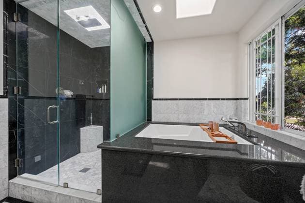 Kareem Abdul-Jabbar™s former home hits market for $3m with features to fit his 7™2 frame Story from Jam Press (NBA Star Home) Pictured: Kareem Abdul-Jabbar™s former home in Marina del Rey. Kareem Abdul-Jabbar™s former home hits market for $3m with features to fit his 7™2 frame The former home of NBA star Kareem Abdul-Jabbar has gone on the market for just shy of $3 million and it still includes features designed for his 7™2 height. The property is based in Marina del Rey in Los Angeles, and boasts four bedrooms and three bathrooms. Just one of 12 in an exclusive gated community, the house enjoys a prime spot across the street from the Ritz Carlton and the California Yacht Club. The 77-year-old former Lakers basketball  Copyright: xJamxPress NoelxKleinman