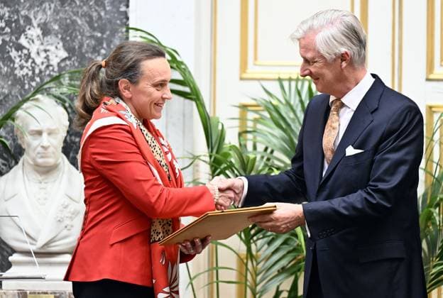 Professor Veronique Van Speybroeck and King Philippe - Filip of Belgium pictured during a ceremony to award the Francqui-Collen Prize scientific awards for 2024, Tuesday 08 October 2024 in Brussels. The scientific prize, which is often referred to as the Belgian Nobel Prize , is awarded by The Francqui Foundation and is worth 250.000 euros. The King awards the Prix Francqui 2024 in Exact Sciences to Professor Van Speybroeck of Ghent University. Van Speybroeck receives the award for her work on the computational modeling of catalytic processes in nanoporous materials.  ERICxLALMAND 102145058
