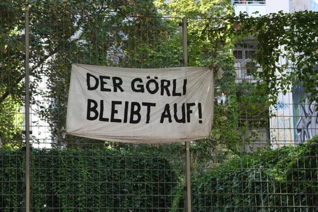 Protestplakat von Anwohnern im Berliner Stadtteil Kreuzberg gegen Plaene des Berliner Senats, den Park einzuzaeunen und nachts abzuschliessen. Seit Jahren gilt der Goerli als sozialer Brennpunkt und Drogenumschlagsplatz. *** Protest poster by residents in Berlins Kreuzberg district against plans by the Berlin Senate to fence in the park and lock it up at night For years, the Goerli has been considered a social hotspot and drug distribution center