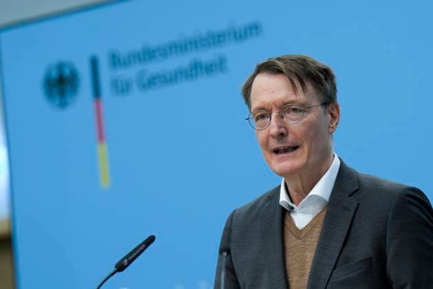 News Themen der Woche KW41 News Bilder des Tages Fortschritte bei der Krankenhausreform, Bundesgesundheitsminister Karl Lauterbach Pressekonferenz zu den Fortschritten bei der Krankenhausreform Bundesgesundheitsminister Karl Lauterbach im Bundesgesundheitsministerium Berlin Berlin GER *** Progress in hospital reform, Federal Minister of Health Karl Lauterbach Press conference on progress in hospital reform Federal Minister of Health Karl Lauterbach at the Federal Ministry of Health Berlin Berlin GER
