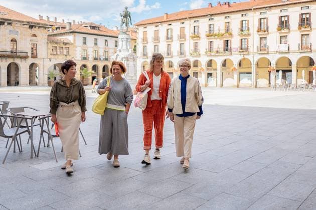 IMAGO Creative, Lifestyle, Frühling in der Stadt Four mature women in casual outfits cheerfully walking through a spacious city square, with historical buildings and a statue in the background Model Released HodeiUnzueta_ID24190_701276_011 Copyright: xHodeixUnzuetax