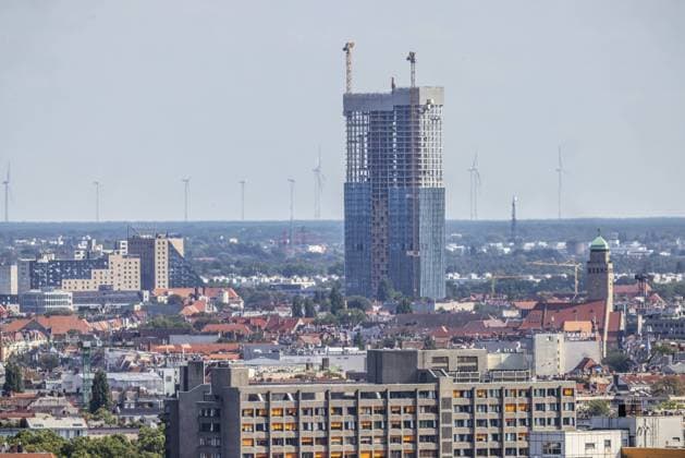Baustelle Estrel-Hochhaus. Nach seiner Fertigstellung soll es mit 176 Metern das höchste Haus Berlins sein. Der Hotelturm ist Teil des Estrel-Hotels. Ausblick vom Panoramapunkt Kollhoff-Tower am Potsdamer Platz, Stadtansicht. Berlin, Deutschland, Europa Construction site of the Estrel Tower. Once completed, it will be the tallest building in Berlin at 176 metres. The hotel tower is part of the Estrel Hotel. View from the Kollhoff Tower panorama point at Potsdamer Platz, city view. Berlin, Germany, Europe Copyright: imageBROKER ArnulfxHettrich ibxhet11254271.jpg