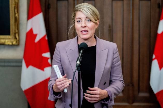 Kanada, Außenministerin Melanie Joly Pressekonferenz in Ottawa October 8, 2024, Ottawa, On, Canada: Minister of Foreign Affairs Mo lanie Joly speaks in the Foyer of the House of Commons on Parliament Hill in Ottawa, on Tuesday, Oct. 8, 2024. Ottawa Canada  - ZUMAc35_ 20241008_zaf_c35_057 Copyright: xSpencerxColbyx