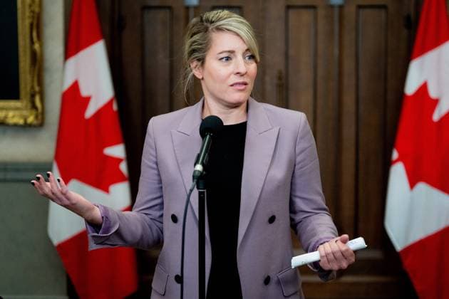 Kanada, Außenministerin Melanie Joly Pressekonferenz in Ottawa October 8, 2024, Ottawa, On, Canada: Minister of Foreign Affairs Mo lanie Joly speaks in the Foyer of the House of Commons on Parliament Hill in Ottawa, on Tuesday, Oct. 8, 2024. Ottawa Canada  - ZUMAc35_ 20241008_zaf_c35_059 Copyright: xSpencerxColbyx