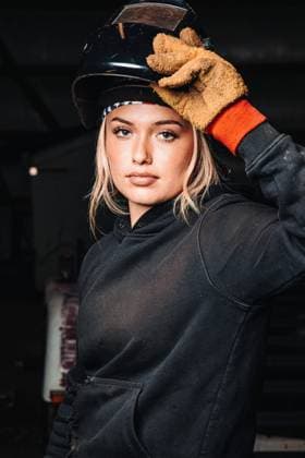 Creative Highlights Symbolfotos Woman in work gloves and welding helmet, holding a torch in a workshop Shullsburg, Wisconsin, United States CR_QQME241008-1552227-01 ,model released, Symbolfoto