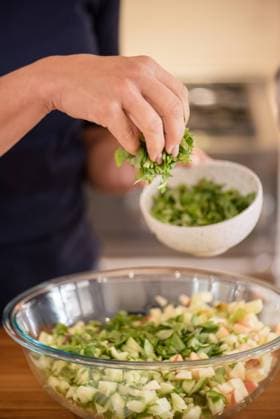 Woman sprinkling lettuce in salad Napa, California, United States R_HOOX241007-1551606-01 ,model released, Symbolfoto
