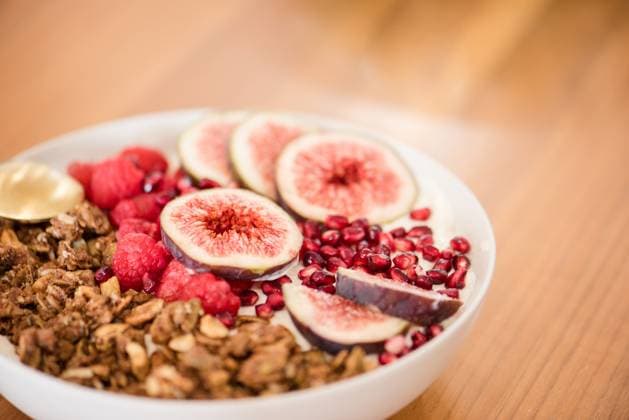 Yogurt with figs, pomegranate seeds, raspberries, and granola Napa, California, United States R_HOOX241007-1551643-01