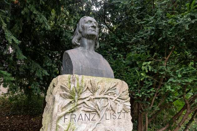 Stuttgart Baden Württemberg Germany September 2024 Statue of composer Franz Liszt in the Schlossgarten bw,
